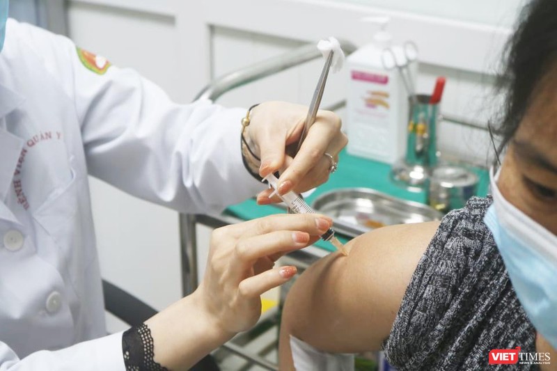 Người dân tiêm vaccine COVID-19 (Ảnh - Minh Thuý) 