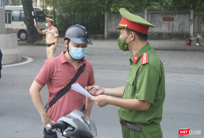 Lực lượng chức năng kiểm tra giấy đi đường của người dân (Ảnh - Minh Thuý) Lực lượng chức năng kiểm tra giấy đi đường của người dân (Ảnh - Minh Thuý)