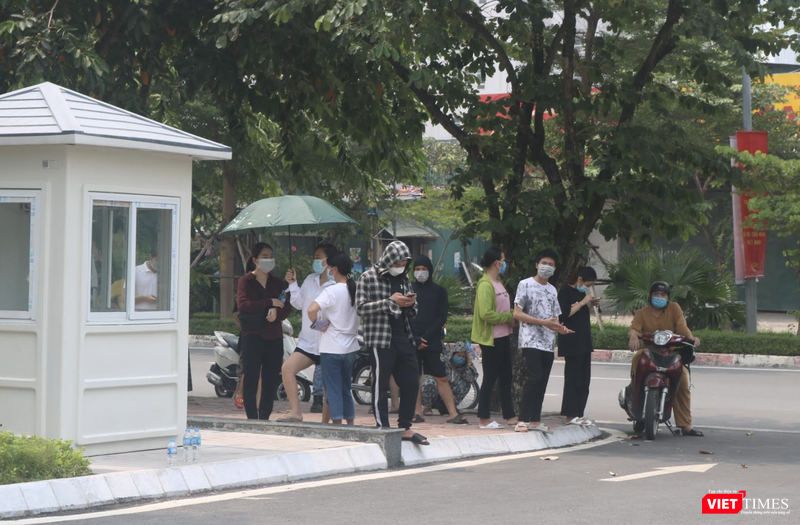 1 nhóm người tụ tập, đứng sát nhau trong 1 chiếc ô để tránh nắng và nói chuyện (Ảnh - Minh Thuý) 1 nhóm người tụ tập, đứng sát nhau trong 1 chiếc ô để tránh nắng và nói chuyện (Ảnh - Minh Thuý)