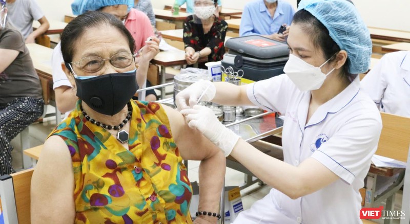 Người cao tuổi được tiêm vaccine COVID-19 (Ảnh - Minh Thuý) 