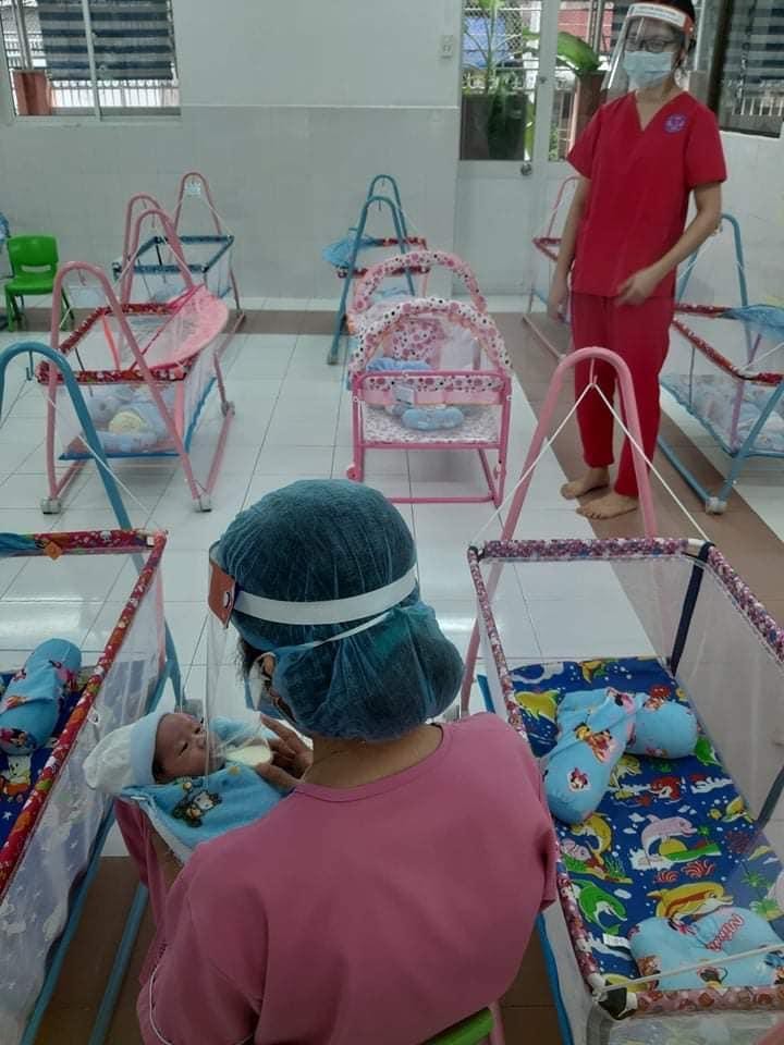 Bé sơ sinh được chăm sóc đặc biệt ngay khi chào đời, phải xa vòng tay mẹ do mẹ là bệnh nhân COVID-19 (Ảnh - BYT)