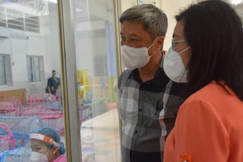 Thứ trưởng Nguyễn Trường Sơn kiểm tra công tác chăm sóc trẻ sơ sinh (Ảnh - BYT)