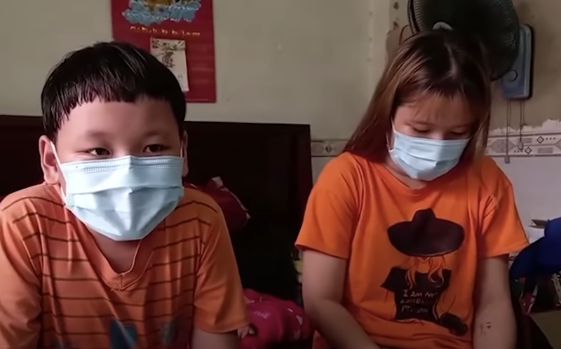 Em Trần Khoa Đăng Trường (10 tuổi) (bên trái) và Trần Thị Ngọc Tuyền (18 tuổi) (bên phải) mồ côi cha mẹ vì COVID-19 (Ảnh - PL) Em Trần Khoa Đăng Trường (10 tuổi) (bên trái) và Trần Thị Ngọc Tuyền (18 tuổi) (bên phải) mồ côi cha mẹ vì COVID-19 (Ảnh - PL)