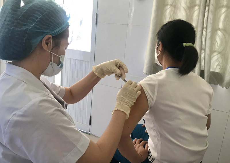 Tình nguyện viên được tiêm vaccine phòng COVID-19 ARCT-154 (Ảnh - BYT)