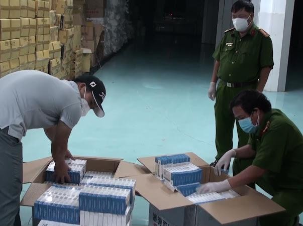 Bộ Công an thu giữ thuốc Liên Hoa Thanh Ôn quảng cáo điều trị COVID-19 ở TP. HCM (Ảnh - Sỹ Hưng/NLĐ)