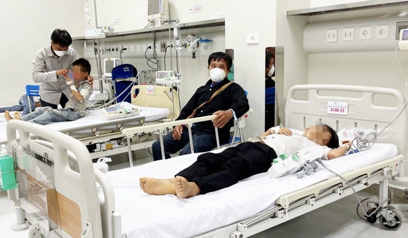 Gia đình chăm sóc bệnh nhi (Ảnh - BVCC)