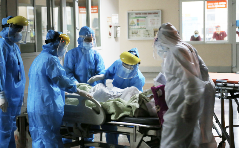 Các bác sĩ ở BV Đa khoa Đức Giang vận chuyển bệnh nhân tới khu vực điều trị (Ảnh - BVCC) Các bác sĩ ở BV Đa khoa Đức Giang vận chuyển bệnh nhân tới khu vực điều trị (Ảnh - BVCC)