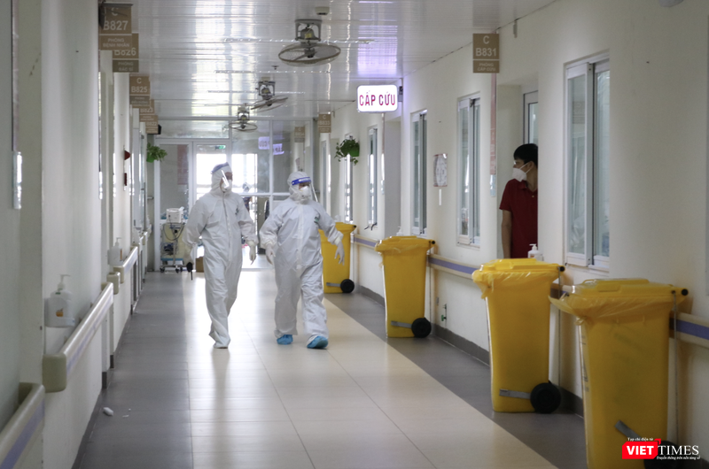 Các bác sĩ kiểm tra khu vực điều trị bệnh nhân từ BV Hữu nghị Việt Đức chuyển sang (Ảnh - Minh Thuý) Các bác sĩ kiểm tra khu vực điều trị bệnh nhân từ BV Hữu nghị Việt Đức chuyển sang (Ảnh - Minh Thuý)