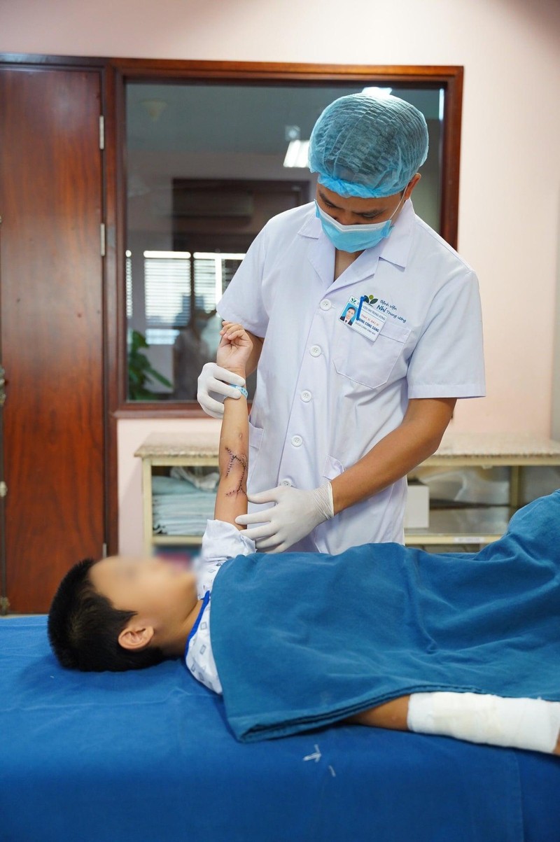 ThS.BS Phùng Công Sáng – Phụ trách Đơn vị Bỏng – Bệnh viện Nhi Trung ương khám cho bệnh nhi (Ảnh - BVCC) ThS.BS Phùng Công Sáng – Phụ trách Đơn vị Bỏng – Bệnh viện Nhi Trung ương khám cho bệnh nhi (Ảnh - BVCC)