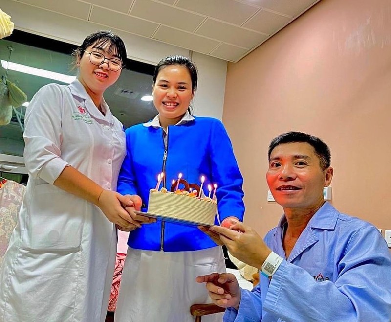 NSND Công Lý đón sinh nhật cùng các cán bộ y tế của Bệnh viện Trung ương Quân đội 108 (Ảnh - BVCC) NSND Công Lý đón sinh nhật cùng các cán bộ y tế của Bệnh viện Trung ương Quân đội 108 (Ảnh - BVCC)