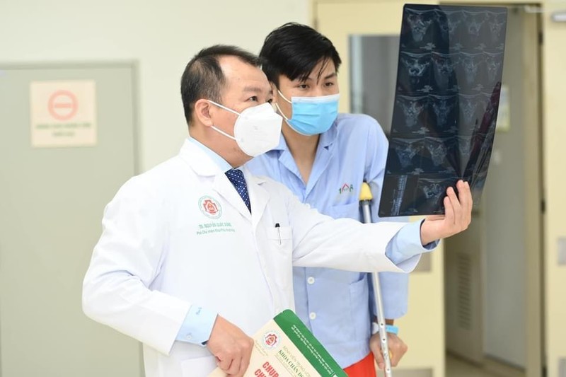 Bác sĩ xem ảnh chụp X-quang cho bệnh nhân (Ảnh - BVCC) Bác sĩ xem ảnh chụp X-quang cho bệnh nhân (Ảnh - BVCC)