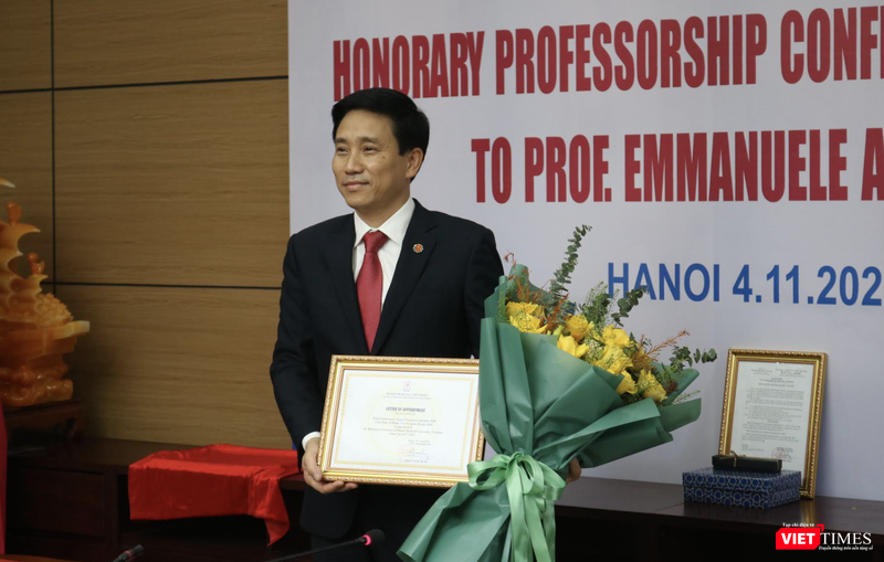 PGS.TS. Đoàn Quốc Hưng - Phó Hiệu trưởng Trường Đại học Y Hà Nội - đại diện Trường Đại học Y Hà Nội phong tặng chức danh Giáo sư danh dự cho GS. Emmanuele A. Jannini (Ảnh - Minh Thuý) PGS.TS. Đoàn Quốc Hưng - Phó Hiệu trưởng Trường Đại học Y Hà Nội - đại diện Trường Đại học Y Hà Nội phong tặng chức danh Giáo sư danh dự cho GS. Emmanuele A. Jannini (Ảnh - Minh Thuý)