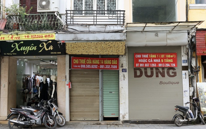 Dịch COVID-19 khiến nhiều cửa hàng mặt tiền phải đóng cửa, treo biểu cho thuê cửa hàng (Ảnh - Nhật Bắc)