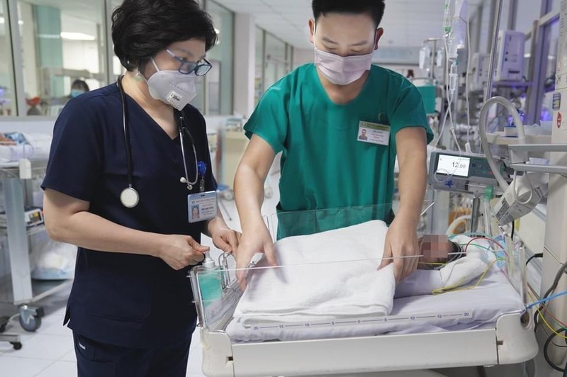 Các bác sĩ chăm sóc cho bé tại bệnh viện (Ảnh - BVCC)