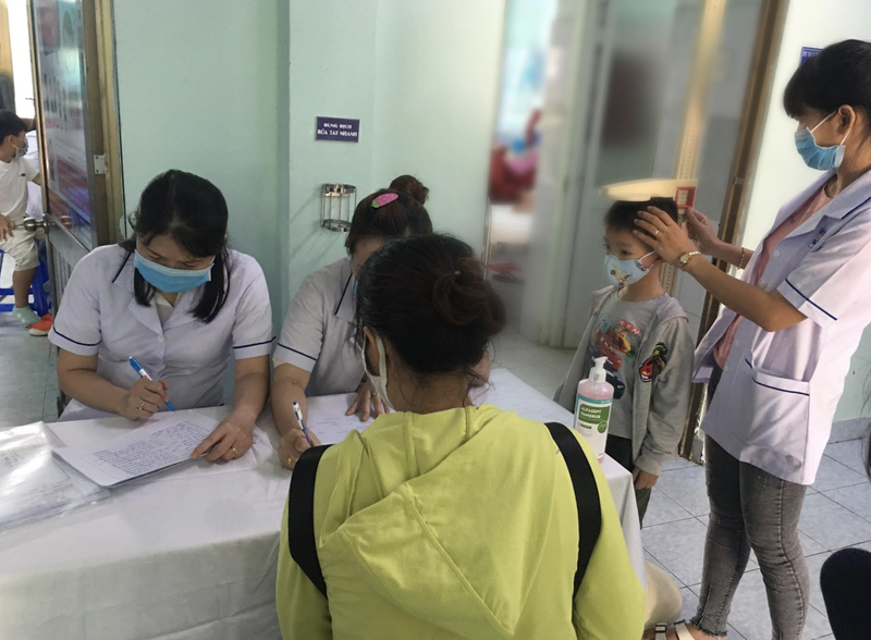 Phụ huynh đưa con đến BV khám tầm soát chậm tăng trưởng chiều cao (Ảnh - BVCC)