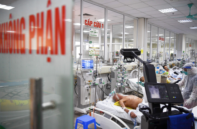 Các bác sĩ chăm sóc bệnh nhân COVID-19 nặng, nguy kịch (Ảnh - Mạnh Quân) Các bác sĩ chăm sóc bệnh nhân COVID-19 nặng, nguy kịch (Ảnh - Mạnh Quân)