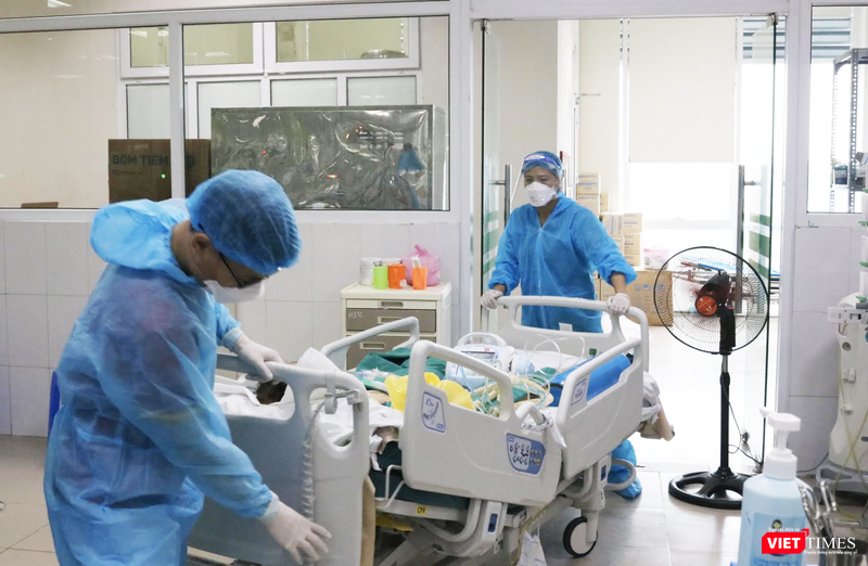 Các bác sĩ vận chuyển bệnh nhân (Ảnh - Minh Thuý)