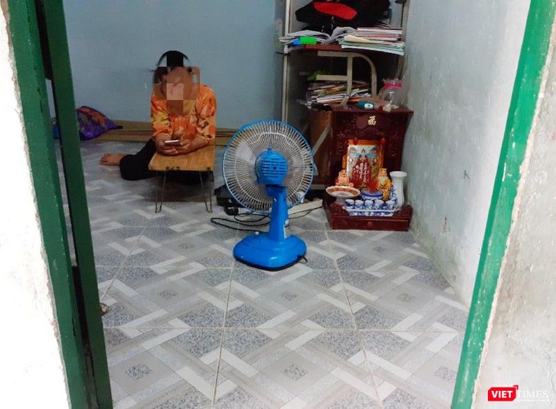 Chị T. vẫn chưa hết bàng hoàng khi kể lại câu chuyện của chính cô con gái mình Chị T. vẫn chưa hết bàng hoàng khi kể lại câu chuyện của chính cô con gái mình