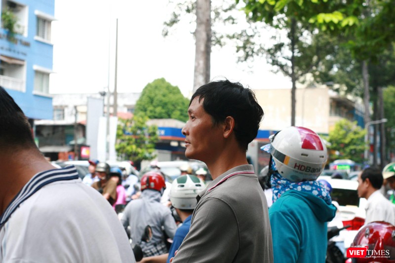 Nhiều phụ huynh đứng trước cổng chờ đợi con thi Một số nhiều phụ huynh đứng trước cổng với đôi mắt dõi theo con