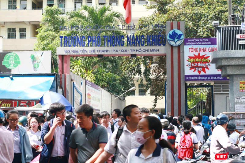 Rất đông thí sinh và phụ huynh tập trung tại cơ sở 1 Trường Phổ thông Năng khiếu Rất đông phụ huynh và thí sinh đến điểm thi cơ sở 1 trường Phổ thông Năng khiếu