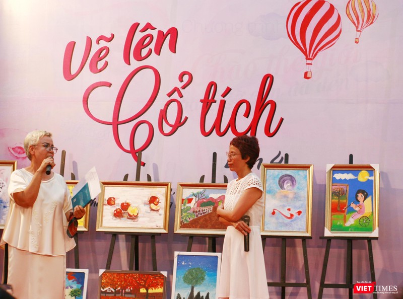 Nhà báo Trần Mai Anh (bên phải) - mẹ nuôi của bé Thiện Nhân Nhà báo Trần Mai Anh - mẹ nuôi của bé Thiện Nhân