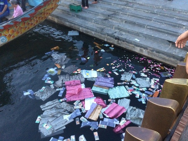 Sau khi cúng bái, một số người đã ném vàng mã xuống sông Hương gây ô nhiễm môi trường ffff