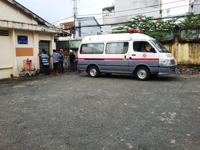 Thi thể bé trai 4 tuổi được gia đình đưa về quê mai táng Thi thể bé trai 4 tuổi được gia đình đưa về quê mai táng