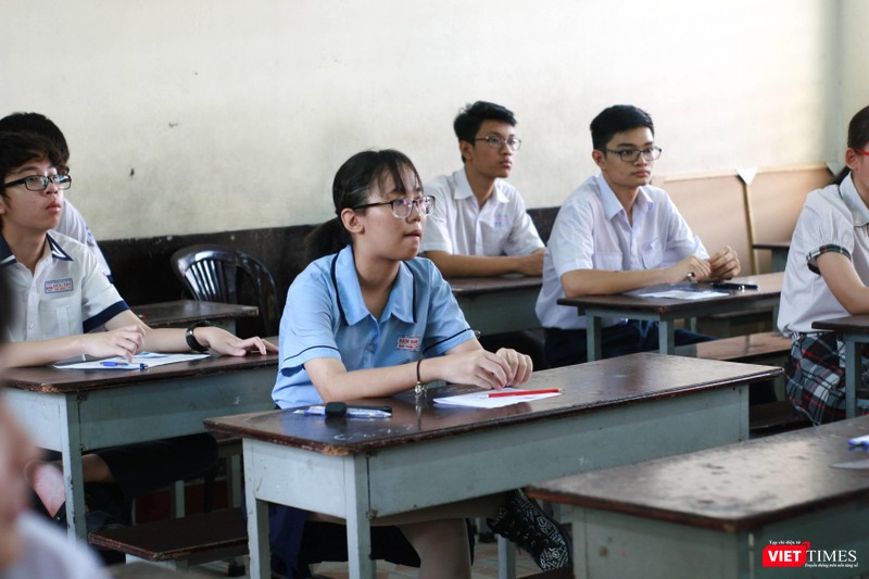 Thí sinh lắng nghe quy chế thi Thí sinh lắng nghe quy chế thi