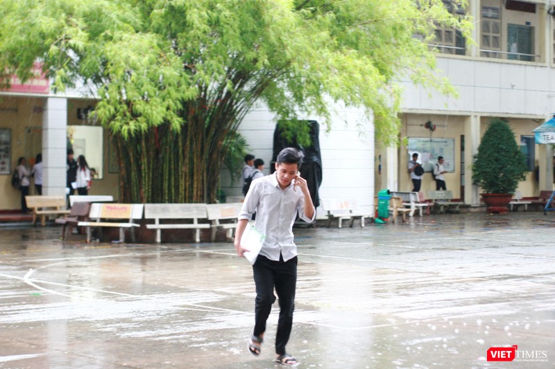Nhiều thí sinh vội vã ra về trong cơn mưa nặng hạt Thí sinh vội vã ra về