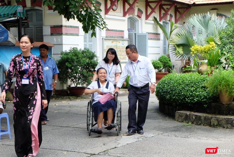 Thí sinh Anh Trúc rạng rỡ sau khi hoàn thành bài thi môn Ngữ văn Thí sinh Anh Trúc rạng rỡ sau khi hoàn thành bài thi môn Ngữ văn