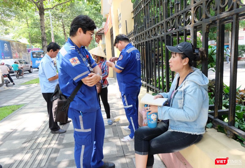 Phụ huynh thí sinh Anh Trúc - cô Lê Thị Bích Nguyệt (bên phải) cùng các bác sĩ Bệnh viện Đa khoa Sài Gòn Phụ huynh thí sinh Anh Trúc - Cô Lê Thị Bích Nguyệt (bên phải) cùng các bác sĩ Bệnh viện Đa khoa Sài Gòn