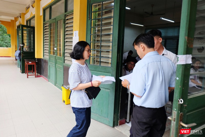 Cán bộ coi thi bắt đầu gọi thí sinh vào phòng thi Cán bộ coi thi bắt đầu gọi thí sinh vào phòng thi