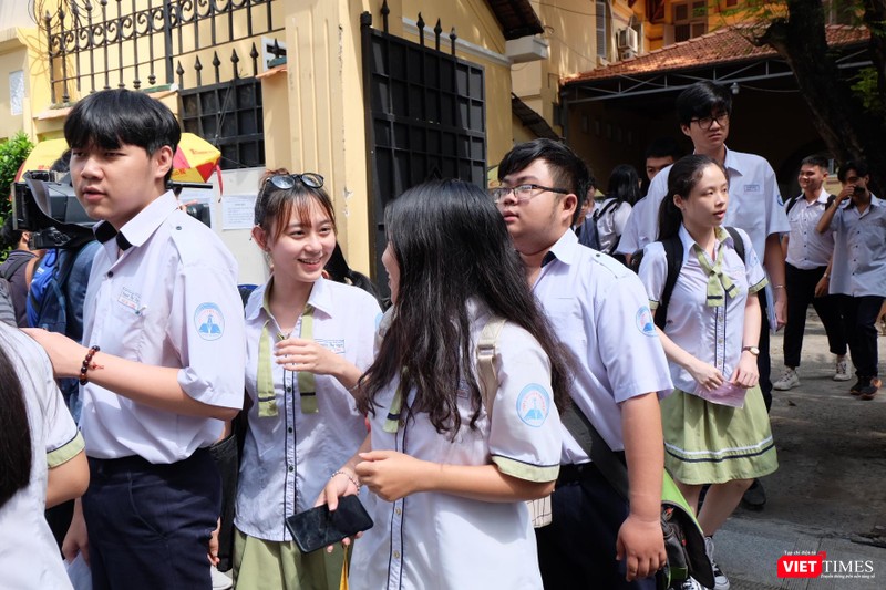 Thí sinh rạng rỡ sau môn thi đầu tiên Thí sinh rạng rỡ sau môn thi đầu tiên