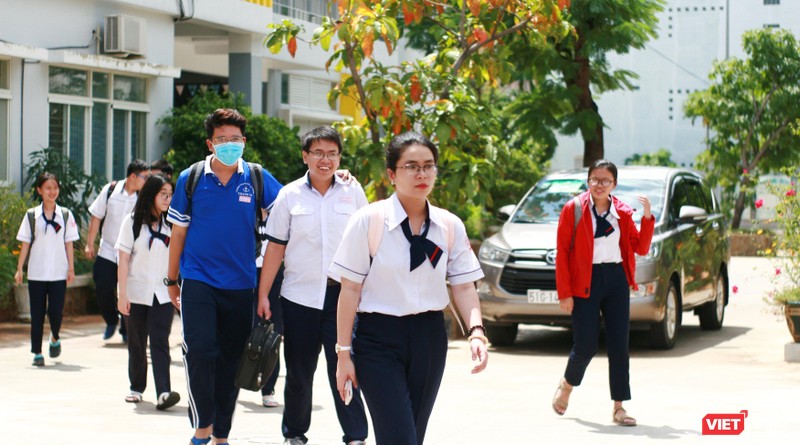 Thí sinh hoàn thành bài thi tổ hợp môn Khoa học Tự nhiên tại Trường THPT Gia Định (Quận Bình Thạnh)