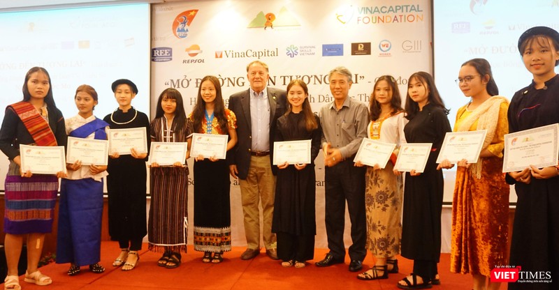 Trao học bổng cho các nữ sinh dân tộc thiểu số có thành tích học tập xuất sắc Trao học bổng cho các nữ sinh dân tộc thiểu số có thành tích học tập xuất sắc