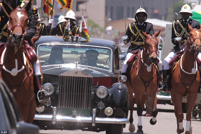 Tổng thống Zimbabwe Mugabe: Nước nghèo, gia đình sống vương giả ảnh 8 Tổng thống Zimbabwe Mugabe: Nước nghèo, gia đình sống vương giả ảnh 8