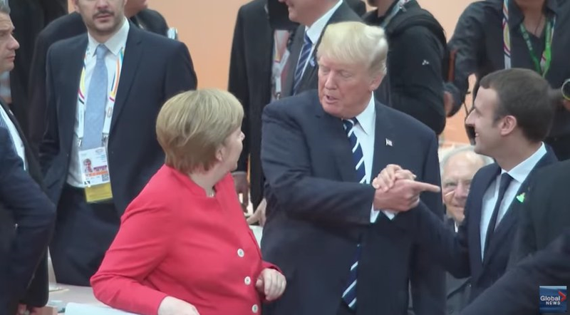 Tổng thống Mỹ Donald Trump và những cú bắt tay "khác người" ảnh 8