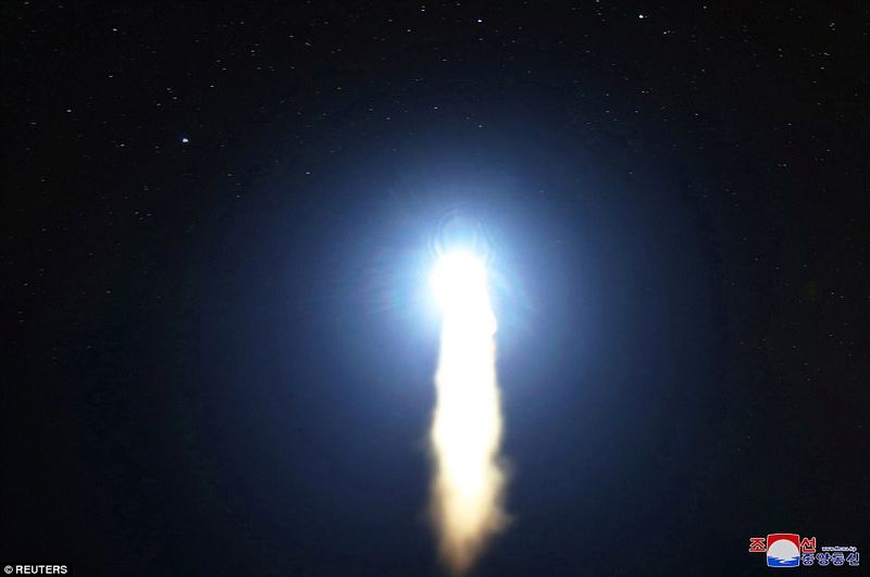 Triều Tiên phóng tên lửa ICBM: Ông Kim Jong un cười mãn nguyện, thế giới chấn động ảnh 7 Triều Tiên phóng tên lửa ICBM: Ông Kim Jong un cười mãn nguyện, thế giới chấn động ảnh 7