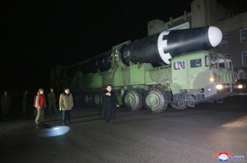 Triều Tiên phóng tên lửa ICBM: Ông Kim Jong un cười mãn nguyện, thế giới chấn động ảnh 9 Triều Tiên phóng tên lửa ICBM: Ông Kim Jong un cười mãn nguyện, thế giới chấn động ảnh 9