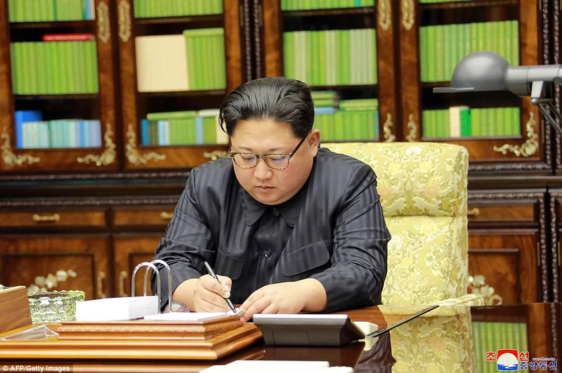 Triều Tiên phóng tên lửa ICBM: Ông Kim Jong un cười mãn nguyện, thế giới chấn động ảnh 17 Triều Tiên phóng tên lửa ICBM: Ông Kim Jong un cười mãn nguyện, thế giới chấn động ảnh 17