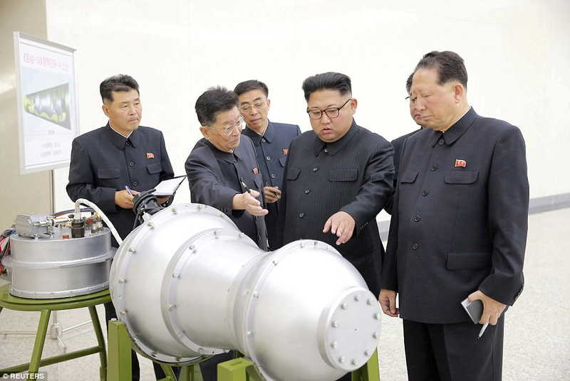 Triều Tiên phóng tên lửa ICBM: Ông Kim Jong un cười mãn nguyện, thế giới chấn động ảnh 18 Triều Tiên phóng tên lửa ICBM: Ông Kim Jong un cười mãn nguyện, thế giới chấn động ảnh 18