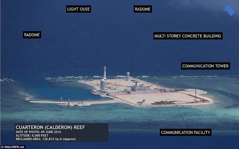 Trong ảnh cho thấy ngọn hải đăng, các mái che radar, tháp truyền tín hiệu viễn thông.