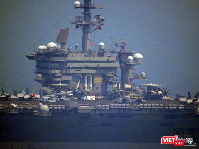 Tàu sân bay USS Carl Vinson cập cảng Đà Nẵng.