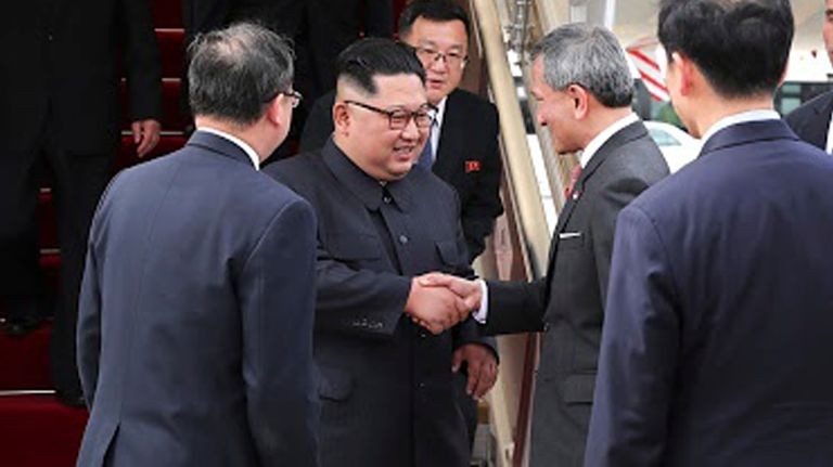 Bộ trưởng Ngoại giao Singapore Tiến sĩ Vivian Balakrishnan chào đón ông Kim Jong-un tại sân bay quốc tế Changi.