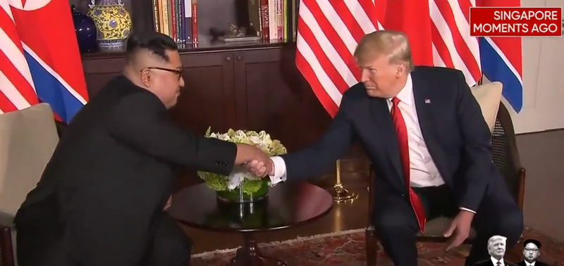 Hai lãnh đạo đã có cú bắt tay lịch sử.