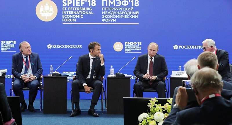 Ông Putin cùng các lãnh đạo quốc tế trong ội nghị thượng đỉnh kinh tế quốc tế Saint Petersburg 2018.