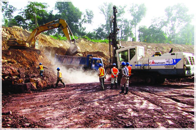 Công nhân và phương tiện của CMVietnam trên công trường thủy điện Xepian - Xe Nam Noy. (Ảnh: CMVietnam) Công nhân và phương tiện của CMVietnam trên công trường thủy điện Xepian - Xe Nam Noy. (Ảnh: CMVietnam)