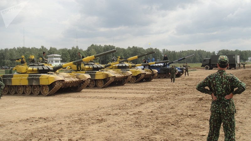 Binh sĩ Việt Nam và lính Nga đứng sau chiếc xe tăng của đội Nga. Binh sĩ Việt Nam và lính Nga đứng sau chiếc xe tăng của đội Nga.
