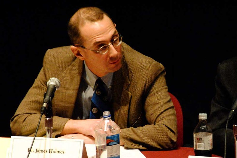 Ông James Holmes cho rằng Mỹ cần cứng rắn hơn nữa với Trung Quốc.