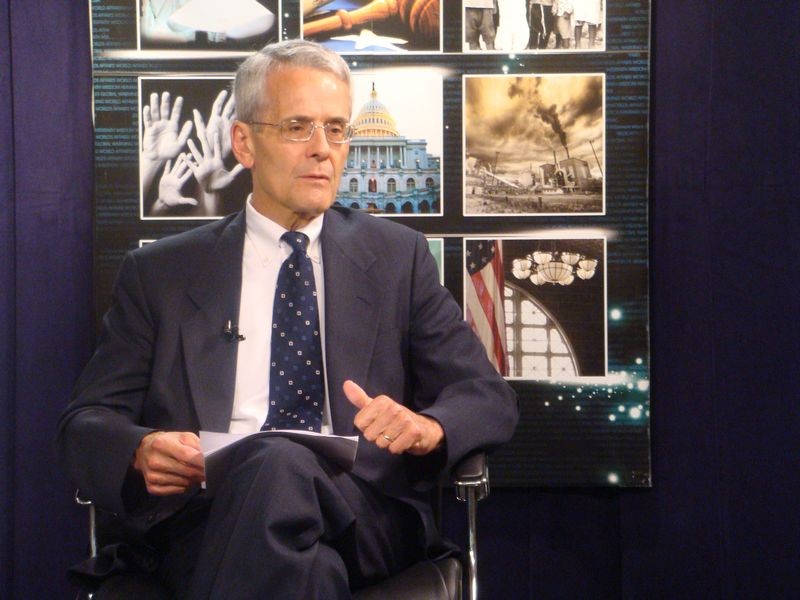 Ông Robert Sutter cho rằng Mỹ đang quan ngại vì Trung Quốc sử dụng những lợi thế từ chính nước Mỹ để làm mạnh mình lên và khiến Mỹ yếu đi.